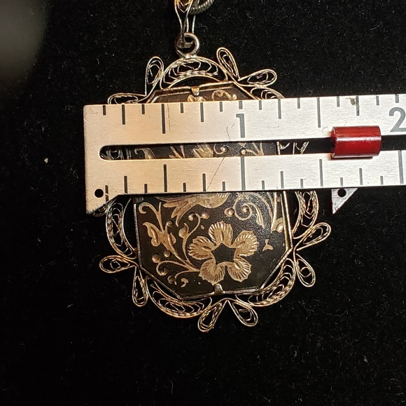 Asian influenced Damascene carved metal pendant w/extensive wire-work border - Picture 3 of 5